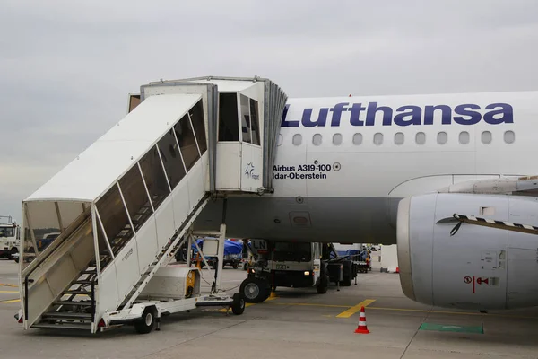 Lufthansa Airbus A319 na asfalcie na lotnisku we Frankfurcie — Zdjęcie stockowe