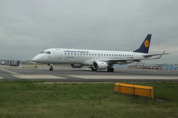Lufthansa Aereo regionale su asfalto all'aeroporto di Francoforte — Foto Stock