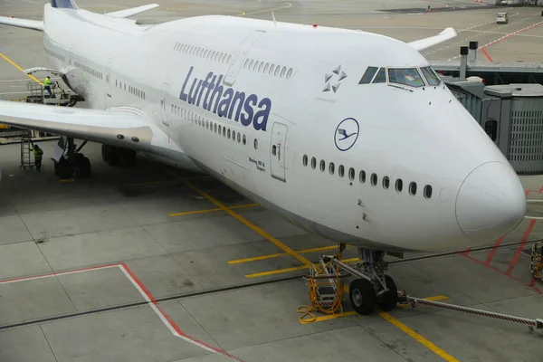 Lufthansa Boeing 747 на злітній смузі аеропорту Франкфурта-на- — стокове фото