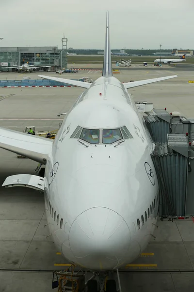 フランクフルト空港で駐機場にルフトハンザ ドイツ航空ボーイング 747 — ストック写真