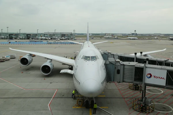 Lufthansas Boeing 747 på asfalten på Frankfurt flygplats — Stockfoto