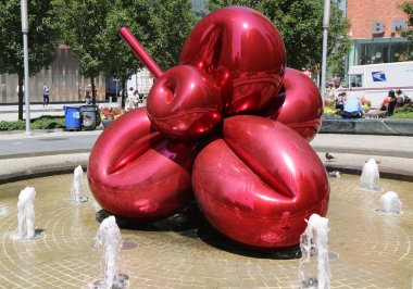 kırmızı balon çiçek tarafından jeff koons 7 Dünya Ticaret Merkezi