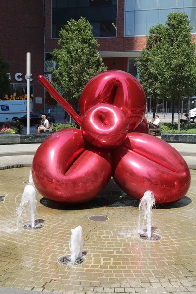 Red Balloon Flower by Jeff Koons at 7 World Trade Center — Stock Photo, Image