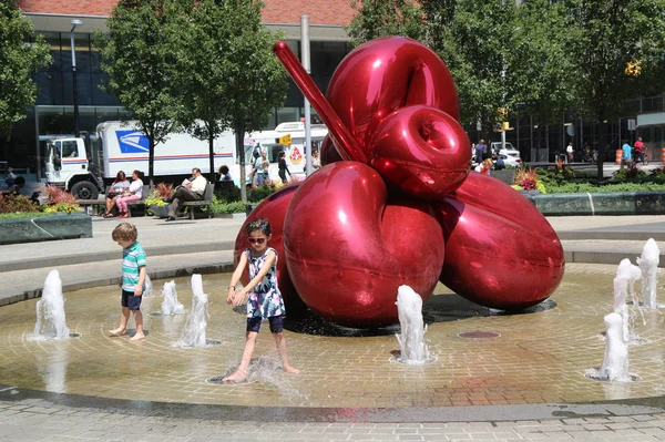 Red Balloon Flower di Jeff Koons al 7 World Trade Center — Foto Stock