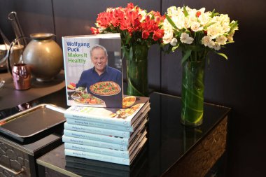 New York - 3 Ağustos 2017: Wolfgang Puck's pişirme kitap aşağı Manhattan kesim restoranda ekranda