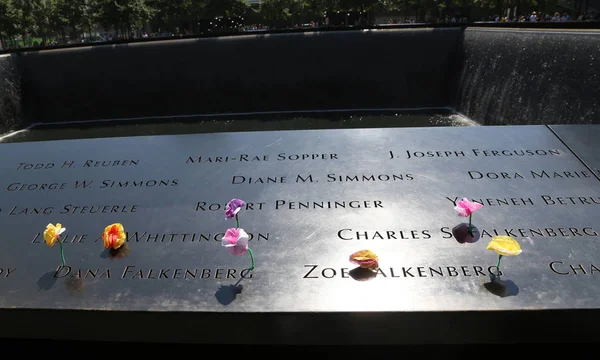 Amerikanska flaggan vänster vid National September 11 Memorial vid Ground Zero — Stockfoto