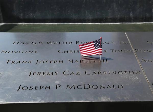 Amerikaanse vlag linksaf bij de nationale September 11 Memorial op Ground Zero — Stockfoto