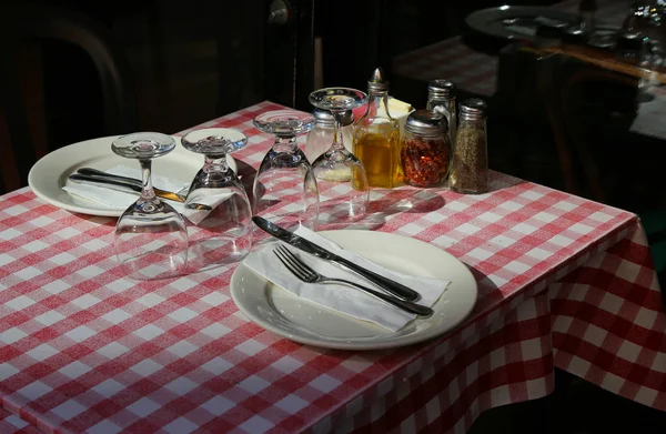 Mesa pronta para jantar no restaurante italiano — Fotografia de Stock
