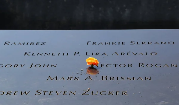 Amerikanska flaggan vänster vid National September 11 Memorial vid Ground Zero — Stockfoto