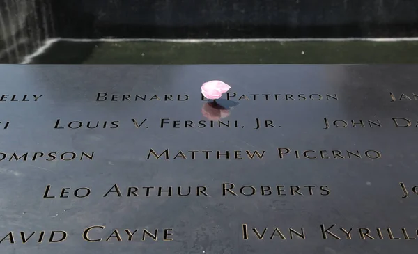 American Flag left at the National September 11 Memorial at Ground Zero — Stock Photo, Image