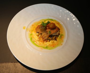 Balık yemek gurme restoranda servis