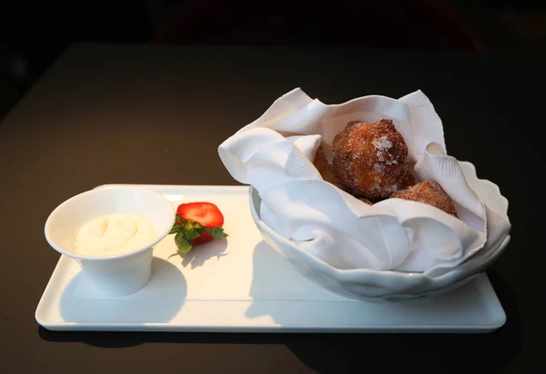 Donuts aux fraises chauds servis dans un restaurant gastronomique — Photo