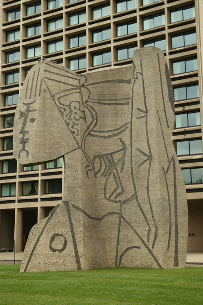 Kubistische Skulptur, bekannt als die Büste der Sylvette, die 1968 vom norwegischen Künstler carl nesjar geschaffen wurde und in Zusammenarbeit mit pablo picasso in manhattan entstand — Stockfoto