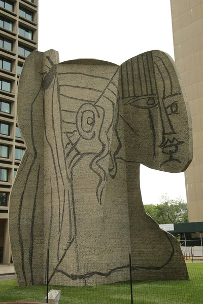 Кубистическая скульптура, известная как бюст Сильветты, созданная норвежским художником Карлом Несжаром в 1968 году и выполненная в сотрудничестве с Пабло Пикассо на Манхэттене — стоковое фото