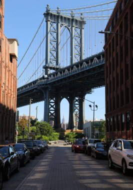 Washington Street Brooklyn'de Iconic Manhattan Köprüsü ve Empire State Binası görünümünden