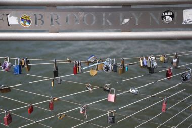 Aşk kilitleri New York'ta Brooklyn Köprüsü parkta