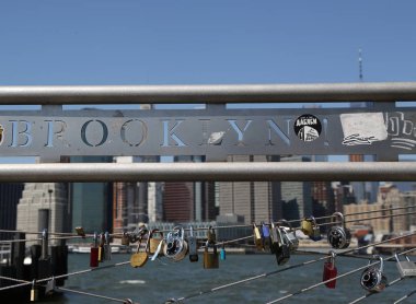 Aşk kilitleri New York'ta Brooklyn Köprüsü parkta