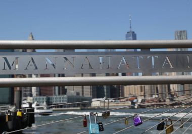 Aşk kilitleri New York'ta Brooklyn Köprüsü parkta