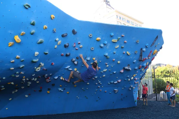 Rock climber at DUMBO Boulders Powered by The Cliffs — Stock Photo, Image