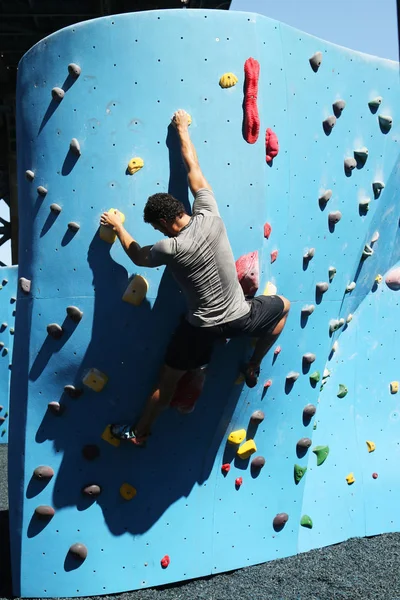 Rock climber at DUMBO Boulders Powered by The Cliffs — Stock Photo, Image