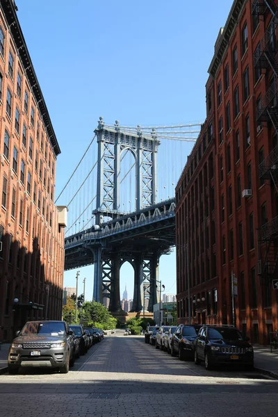 ブルックリンのワシントン · ストリートから象徴的なマンハッタン橋とエンパイア ステート ビルディング ビュー — ストック写真