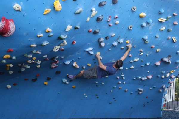 Rock climber at DUMBO Boulders Powered by The Cliffs — Stock Photo, Image