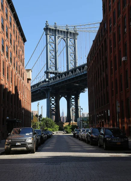 Iconic Manhattan Bridge i Empire State Building widok z ulicy Washington w Brooklyn — Zdjęcie stockowe