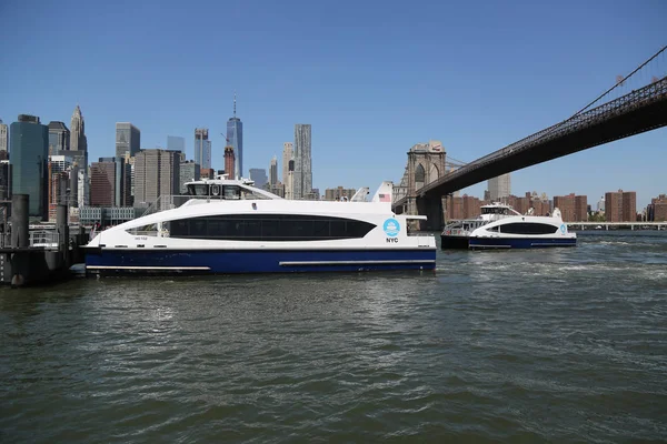 New York City Ferry båt vid East River under Brooklyn Bridge — Stockfoto