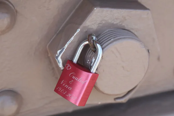 Love locks at the Brooklyn Bridge in New York — Stock Photo, Image