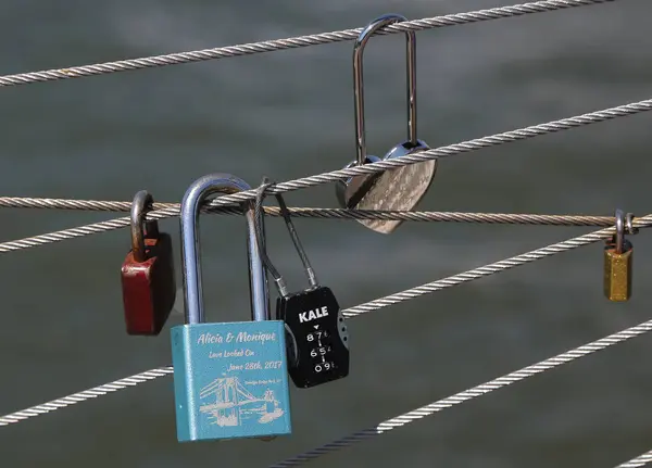 Love locks at the Brooklyn Bridge Park in  New York — Stock Photo, Image