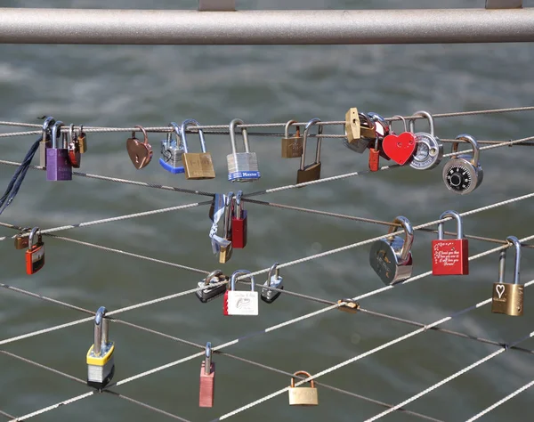 Fechaduras de amor no Brooklyn Bridge Park em Nova York — Fotografia de Stock