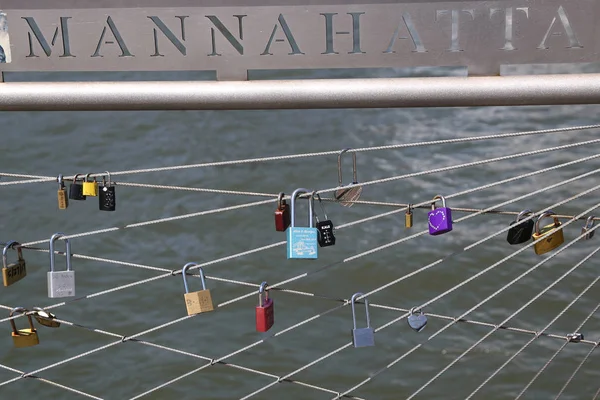 Aşk kilitleri New York'ta Brooklyn Köprüsü parkta — Stok fotoğraf