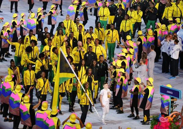 Jamajski reprezentacji olimpijskiej wkroczyły do Igrzysk Olimpijskich 2016 Rio otwarcie uroczystości na stadionie Maracana w Rio de Janeiro — Zdjęcie stockowe