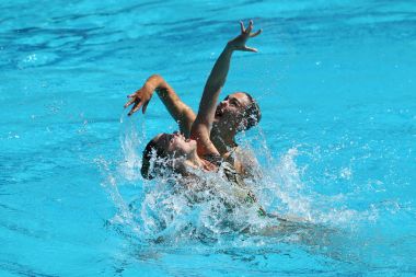Katie Clark ve Olivia Federici Büyük Britanya'nın senkronize yüzme düet serbest program 2016 Yaz Olimpiyatları'nda ön yuvarlak sırasında rekabet