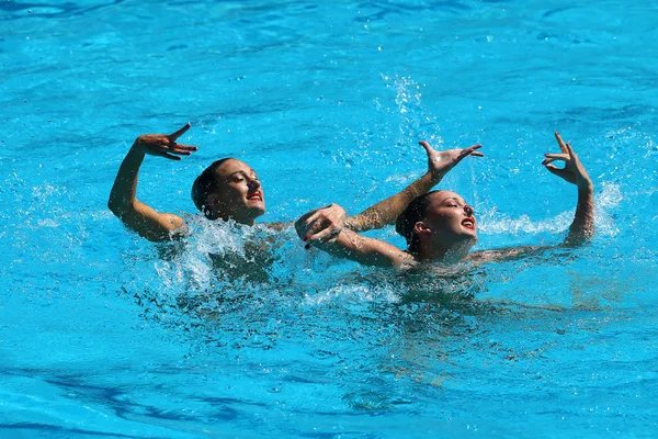 Katie Clark y Olivia Federici de Gran Bretaña compiten durante la ronda preliminar de rutina libre de dúo de natación sincronizada en los Juegos Olímpicos de 2016 — Foto de Stock