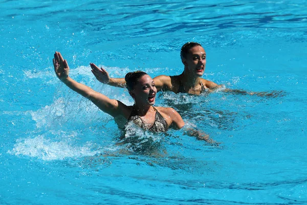 Katie Clark a Olivia Federici Velké Británie soutěžit během synchronizované plavání duet volná sestava předběžné kolo na Letních olympijských hrách 2016 — Stock fotografie