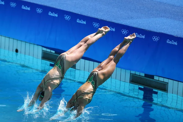 Katie Clark ve Olivia Federici Büyük Britanya'nın senkronize yüzme düet serbest program 2016 Yaz Olimpiyatları'nda ön yuvarlak sırasında rekabet — Stok fotoğraf