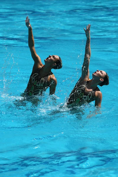 Katie Clark y Olivia Federici de Gran Bretaña compiten durante la ronda preliminar de rutina libre de dúo de natación sincronizada en los Juegos Olímpicos de 2016 — Foto de Stock