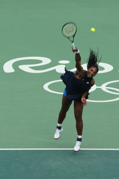 Mistrz olimpijski Serena Williams w Stanach Zjednoczonych w akcji podczas singli w pierwszej rundzie meczu Igrzysk Rio 2016 — Zdjęcie stockowe