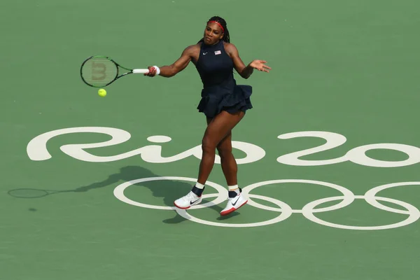 Campeona olímpica Serena Williams de Estados Unidos en acción durante el partido individual de primera ronda de los Juegos Olímpicos de Río 2016 — Foto de Stock