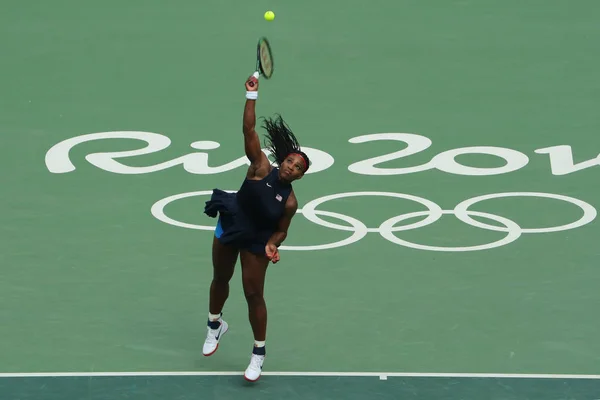 Campeã olímpica Serena Williams dos Estados Unidos em ação durante primeira rodada individual dos Jogos Olímpicos Rio 2016 — Fotografia de Stock
