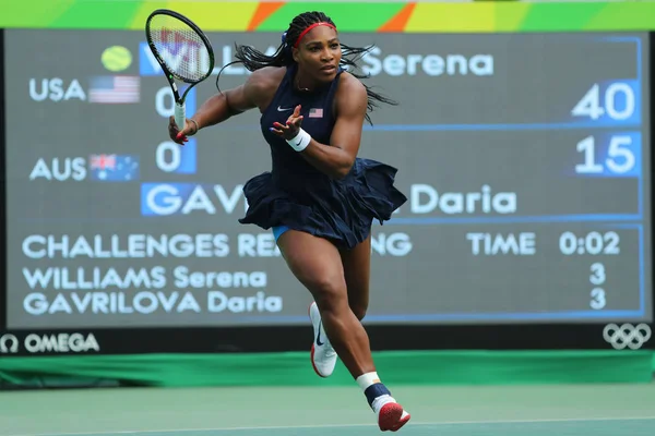 La championne olympique Serena Williams des États-Unis en action lors du match de première ronde en simple des Jeux Olympiques de Rio 2016 — Photo