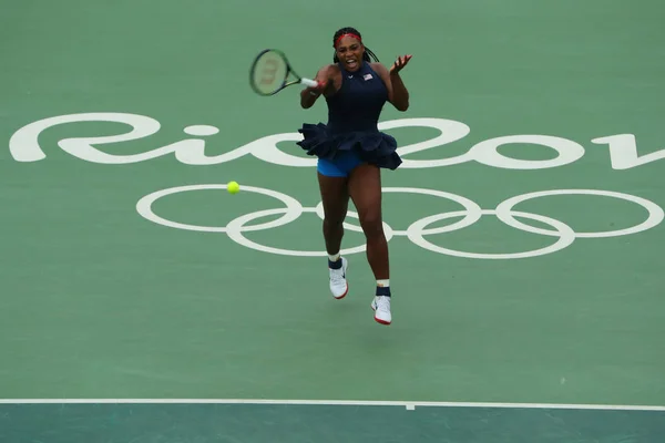 Mistrz olimpijski Serena Williams w Stanach Zjednoczonych w akcji podczas singli w pierwszej rundzie meczu Igrzysk Rio 2016 — Zdjęcie stockowe