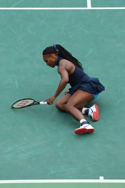 Olympijská vítězka Serena Williamsová z USA v akci při prvním kole zápas dvouhry olympijské hry Rio 2016 — Stock fotografie