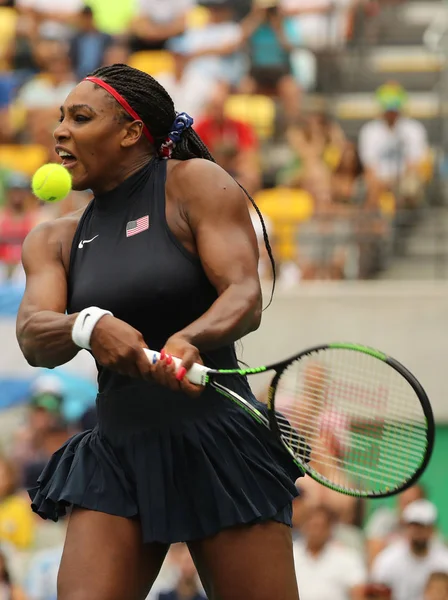 La campionessa olimpica Serena Williams degli Stati Uniti in azione durante il primo turno singolo dei Giochi Olimpici di Rio 2016 — Foto Stock