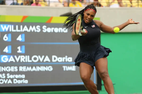 Campeona olímpica Serena Williams de Estados Unidos en acción durante el partido individual de primera ronda de los Juegos Olímpicos de Río 2016 —  Fotos de Stock