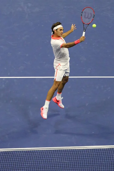 On yedi kez Grand Slam Novak Djokovic karşı bizi açık 2015 erkekler final maçı sırasında eylem Roger Federer İsviçre şampiyonu — Stok fotoğraf