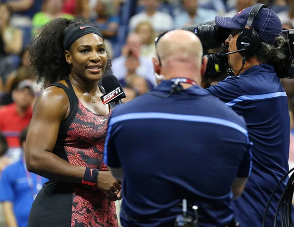 Vinte e uma vezes campeã do Grand Slam Serena Williams durante entrevista na TV após primeira rodada no US Open 2015 no National Tennis Center em Nova York — Fotografia de Stock
