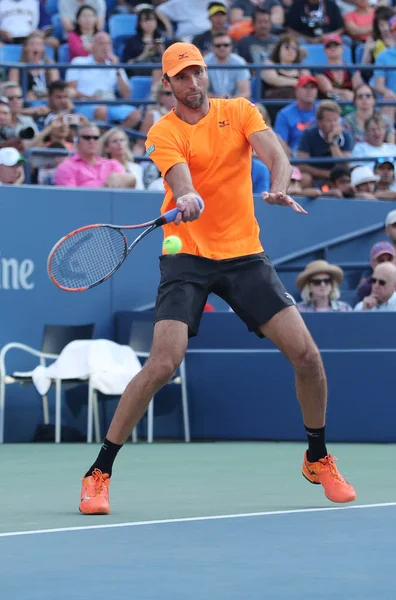 Профессиональный теннисист Иво Карлович из Хорватии в действии во время четвертого раунда US Open 2016 — стоковое фото