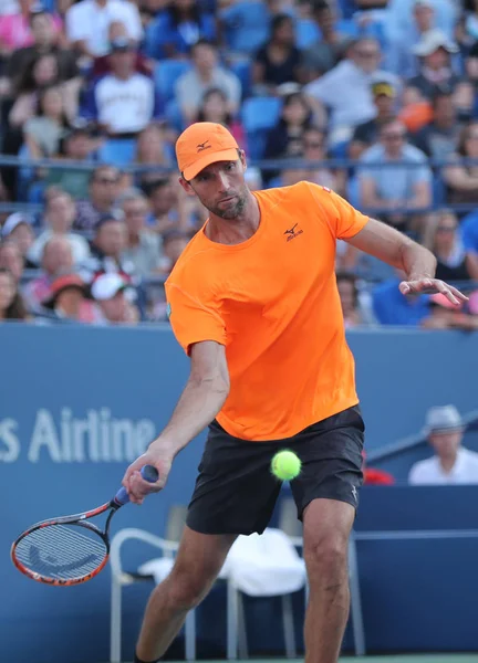 Professionele tennisser Ivo Karlovic van Kroatië in actie tijdens ons Open 2016 ronde vier overeenkomen met — Stockfoto